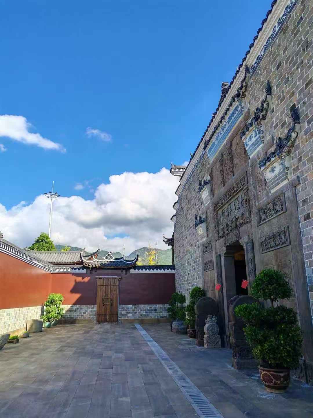 院子里的月亮，是框在屋檐里的