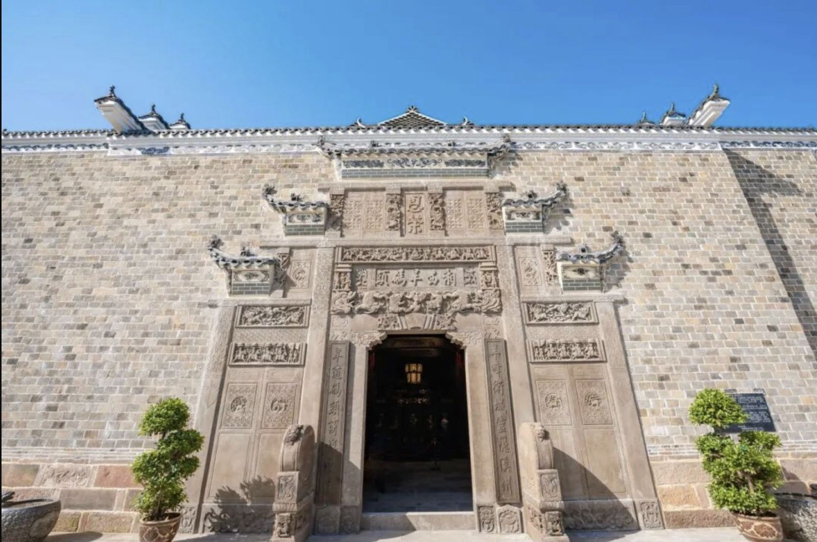 湘西旱码头土司府景区石牌坊正门实拍，青砖浮雕门楼与匾额