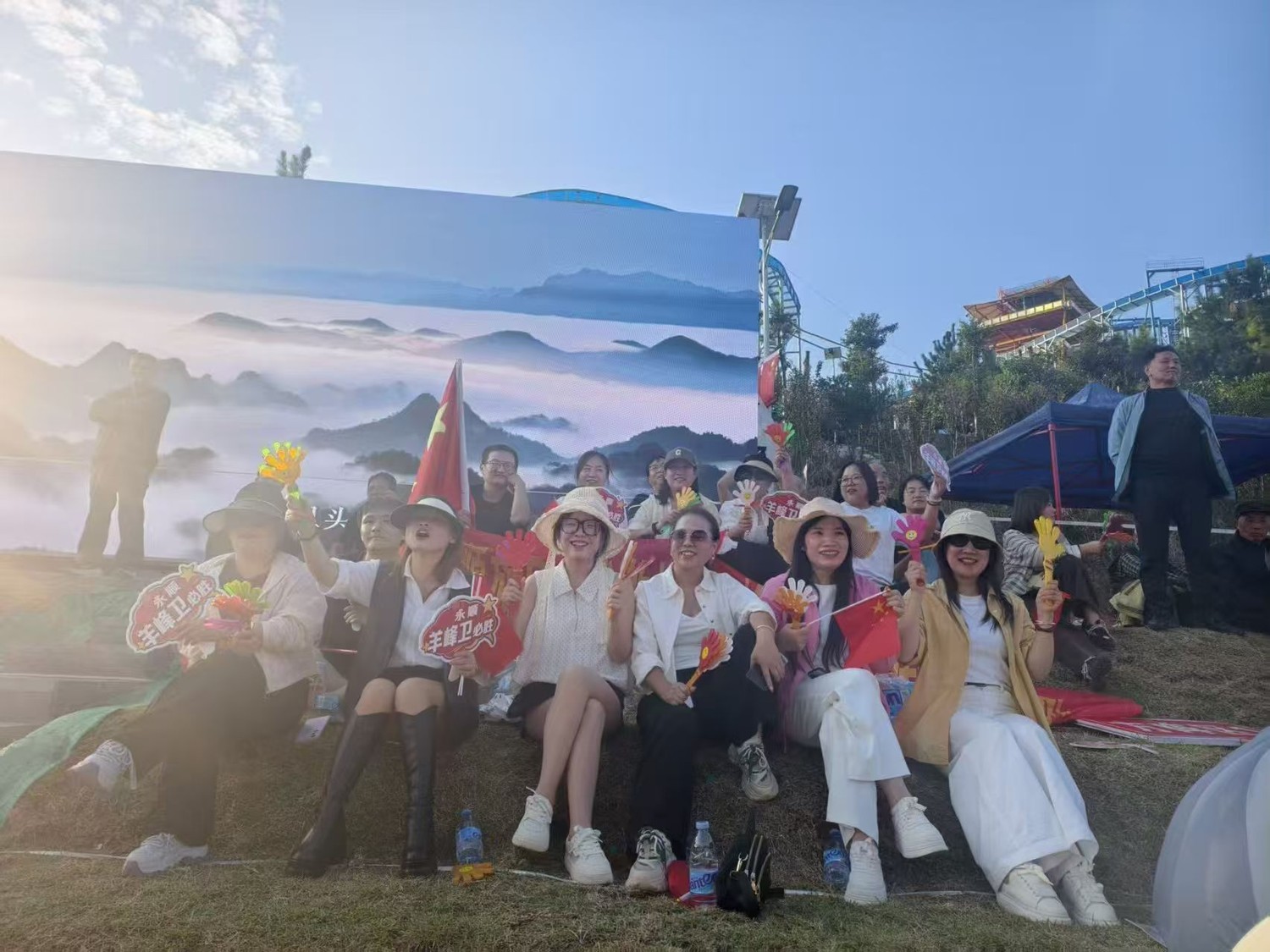 草坡上这几位，戴着各式帽子，举着加油牌，球进了会一起喊